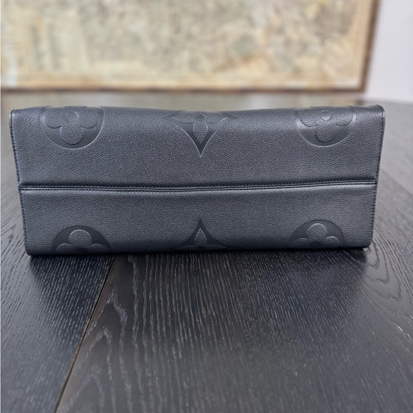 Louis Vuitton OnTheGo GM tote bag in black Monogram Empreinte leather - Picture 6 of 12